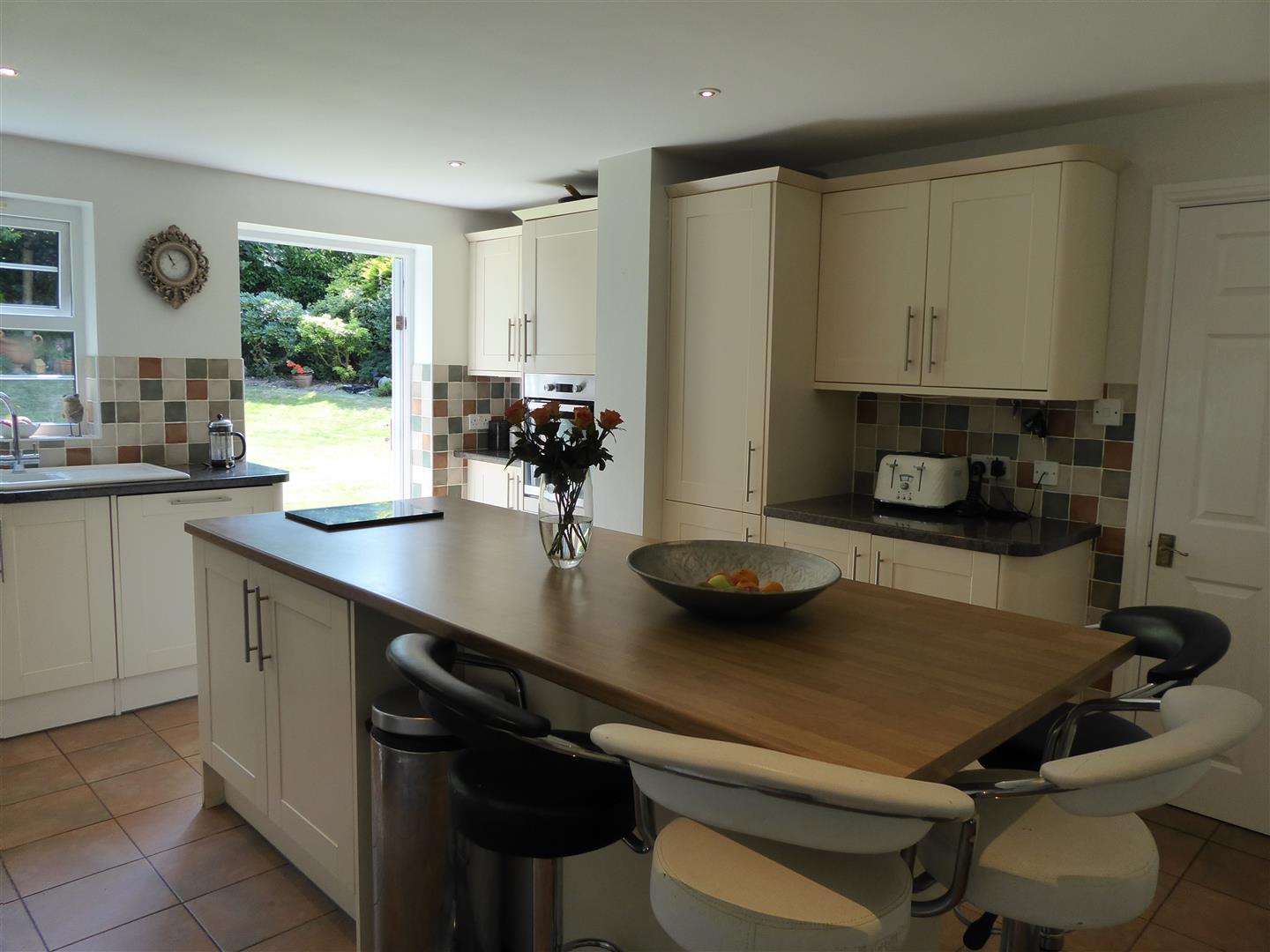 KITCHEN/BREAKFAST ROOM